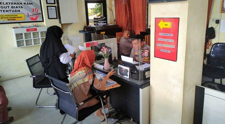 Korban penipuan saat melapor pelaku ke ruang SPKT Mapolres Kotim Senin 10 April 2023