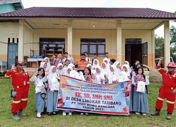 Manajemen PT IMK bersama siswa siswi SMKN 1 Tanah Siang foto bersama usai menerima bantuan perlengkapan sekolah
