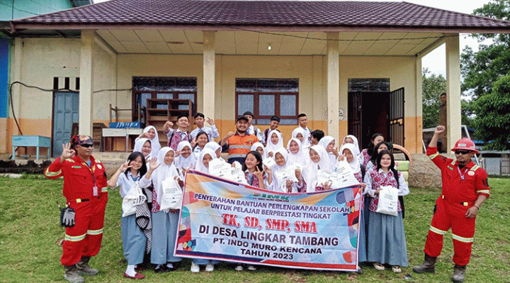 Manajemen PT IMK bersama siswa siswi SMKN 1 Tanah Siang foto bersama usai menerima bantuan perlengkapan sekolah