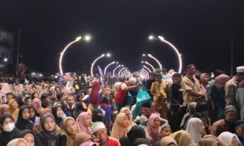 Masyarakat tampak antusias menyaksikan Kotim Bersalawat di Terowongan Nur Mentaya pada, Minggu, 30 April 2023 malam.