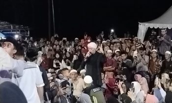 Opick turun ke tengah masyarakat yang hadir bersalawat di Terowongan Nur Mentaya, Minggu malam, 30 April 2023.