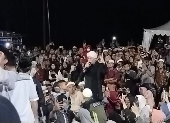 Opick turun ke tengah masyarakat yang hadir bersalawat di Terowongan Nur Mentaya, Minggu malam, 30 April 2023.