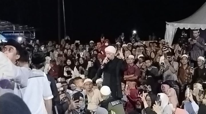 Opick turun ke tengah masyarakat yang hadir bersalawat di Terowongan Nur Mentaya, Minggu malam, 30 April 2023.