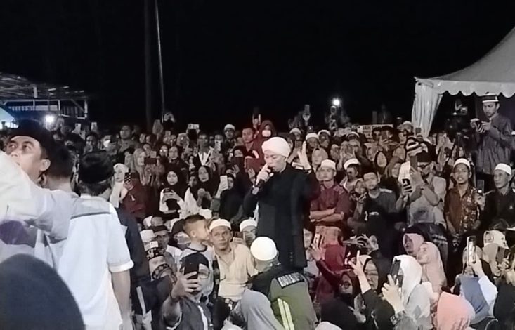 Terbawa Suasana Khusyuk, Opick Turun Bersalawat di Tengah Masyarakat