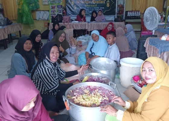Para guru dan komite kelas SDN 4 Ketapang masak takjil bersama untuk dibagikan ke warga sekitar sekaligus pererat silaturahmi Sabtu 15 April 2023