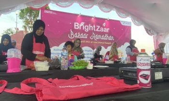 Para peserta lomba masak unjuk kebolehan copta rasa menghunakan Bright Gas dalam BrightZaar Bazar Ramadan Pertamina