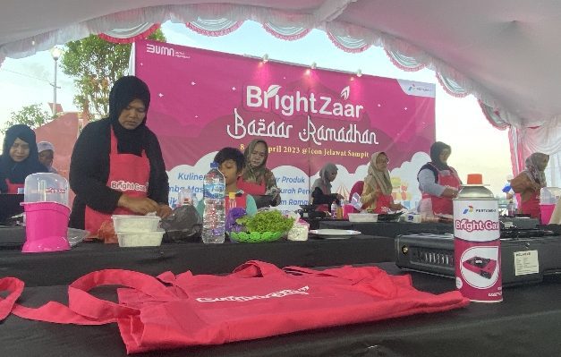 Para peserta lomba masak unjuk kebolehan copta rasa menghunakan Bright Gas dalam BrightZaar Bazar Ramadan Pertamina