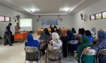 Pedagang memgikuti sosialisasi hygiene dan sanitasi pangan oleh Puskesmas Baamang 1 di aula Kecamatan Baamang Kamis 6 April 2023