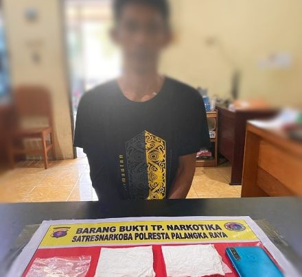 Pelaku beserta barang bukti sabu saat diamankan Satresnarkoba Polresta Palangka Raya Selasa 4 April 2023