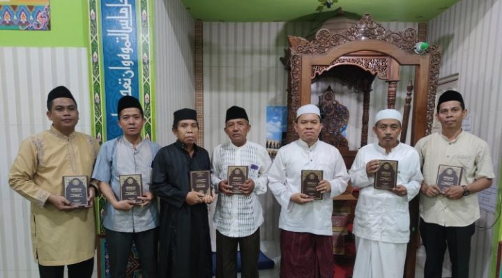 Pembagian Alquran di sela buka puasa bersama MAN Palangka Raya Selasa 18 April 2023