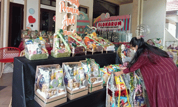 Pemilik toko saat mengecek hampers atau parcel yang tersedia di toko Rumah Parcel di Jalan MT Haryono Sampit