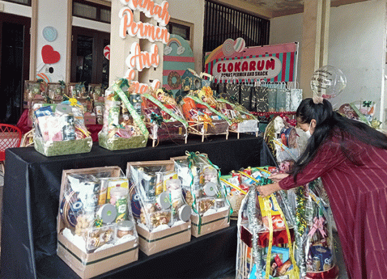 Pemilik toko saat mengecek hampers atau parcel yang tersedia di toko Rumah Parcel di Jalan MT Haryono Sampit