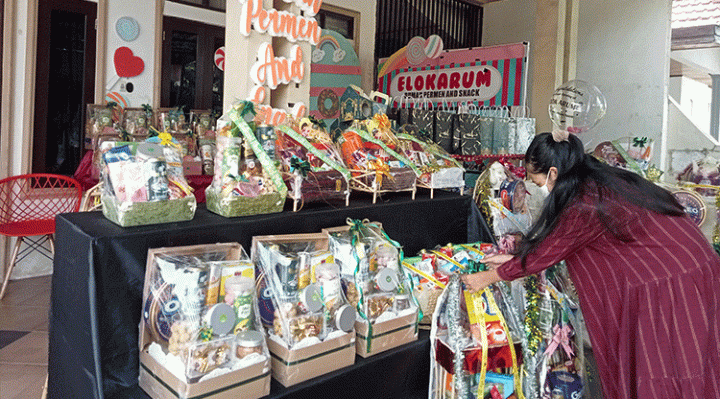 Pemilik toko saat mengecek hampers atau parcel yang tersedia di toko Rumah Parcel di Jalan MT Haryono Sampit