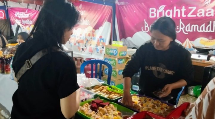 Pengunjung sedang memilih berbagai makanan dan minuman yang dijual di BrightZaar di Ikon Jelawat Selasa 10 April 2023