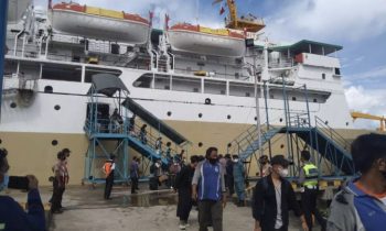Penumpang kapal yang turun di dermaga Pelabuhan Sampit