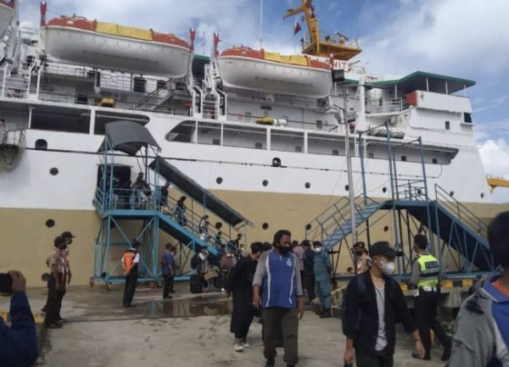 Penumpang kapal yang turun di dermaga Pelabuhan Sampit