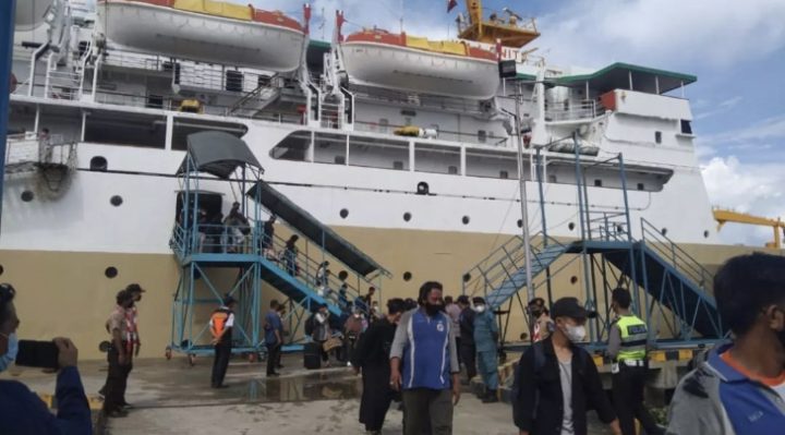 Penumpang kapal yang turun di dermaga Pelabuhan Sampit