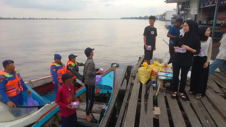 Tebar Keberkahan Ramadan, Ditpolairud Bagi- Bagi Takjil di DAS Kahayan Bahaur