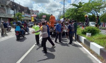 Personel Ditlantas Polda Kalteng menolong korban tabrak lari, di Jalan Achmad Yani, Palangka Raya, Rabu, 26 April 2023.