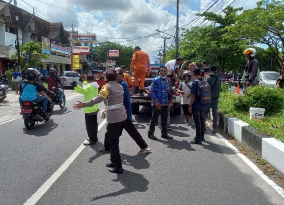 Personel Ditlantas Polda Kalteng menolong korban tabrak lari, di Jalan Achmad Yani, Palangka Raya, Rabu, 26 April 2023.