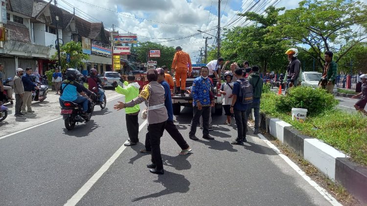 Sigap, Personel Ditlantas Polda Kalteng Bantu Korban Tabrak Lari