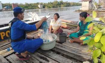 Personel Mako Perwakilan DAS Mangkutup Ditpolairud Polda Kalteng saat mengedukasi dampak penangkapan ikan ilegal