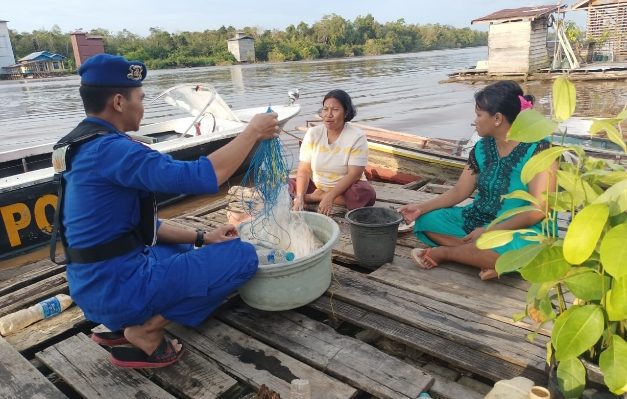 Personel Mako Perwakilan DAS Mangkutup Ditpolairud Polda Kalteng saat mengedukasi dampak penangkapan ikan ilegal