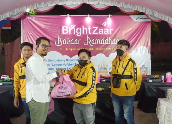 Perwakilan rider Gass Jek menerima bingkisan dari Pertamina saar BrightZaar Bazaar Ramadhan