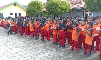 Peserta didik di salah satu sekolahan dasar di Kotim dalam suatu kesempatan berkumpul di halaman sekolah.