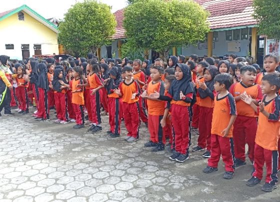 Peserta didik di salah satu sekolahan dasar di Kotim dalam suatu kesempatan berkumpul di halaman sekolah.