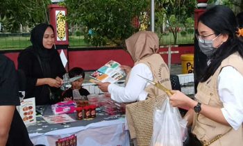 Petugas Balai Besar Pengawas Obat dan Makanan Palangka Raya saat sosialisasi ke pedagang Pasar Ramadan di Taman Kota Sampit Sabtu 1 April 2023