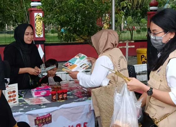 Petugas Balai Besar Pengawas Obat dan Makanan Palangka Raya saat sosialisasi ke pedagang Pasar Ramadan di Taman Kota Sampit Sabtu 1 April 2023