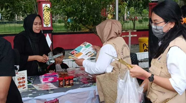 Petugas Balai Besar Pengawas Obat dan Makanan Palangka Raya saat sosialisasi ke pedagang Pasar Ramadan di Taman Kota Sampit Sabtu 1 April 2023