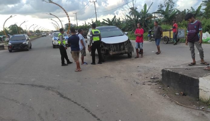 Petugas Satlantas Polres Kotim saat mengamankan tempat kejadian kecelakaan di Tjilik Riwut Kawasan Terowongan Nur Mentaya