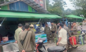 Petugas Satpol PP Kotim saat menegur salah satu rumah makan di sekitar Taman Kota Sampit yang buka terang terangan saat siang hari