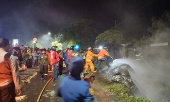 Petugas berjibaku berupaya memadamkan api pada mobil Agya uang terbakar di Jalan Tjilik Riwut, kilometer 1,5, Kamis, 27 April 2023.