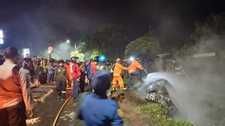 Satu Jam Pemadaman Agya Terbakar di Tjilik Riwut Sampit