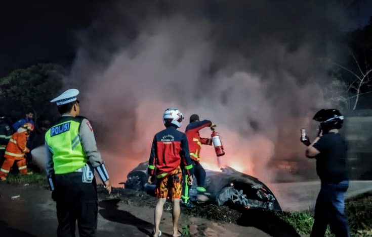 Dramatis! Xenia Terbakar di Jalan Tjilik Riwut Sampit