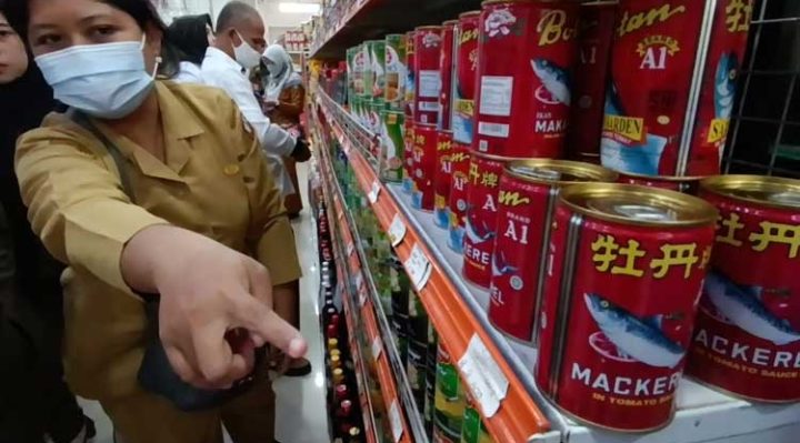 Petugas gabungan memeriksa bahan pangan di salah satu swalayan di Sampit Selasa 4 April 2023