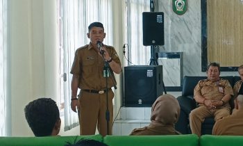 Plt Kadisdik Kotim, Muhammad Irfansyah berdiri sampaikan sambutan.