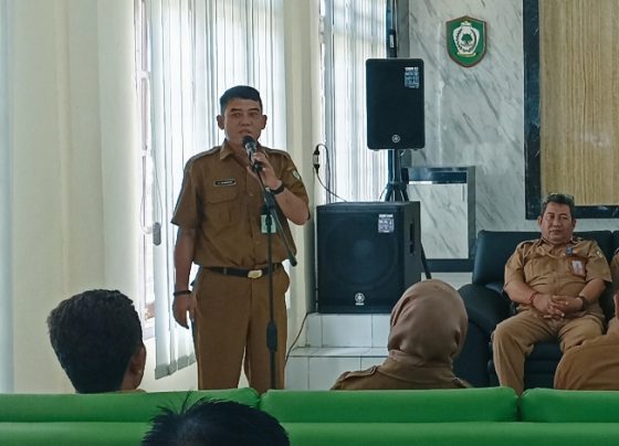 Plt Kadisdik Kotim, Muhammad Irfansyah berdiri sampaikan sambutan.