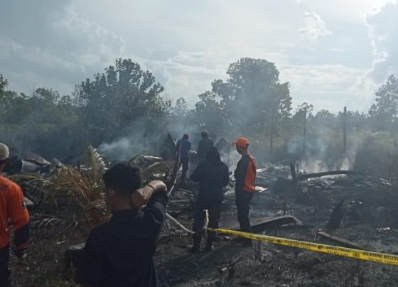 Puing dua rumah warga yang ludes terbakar di Jalan Bumi Raya Sampit Sabtu 8 April 2023