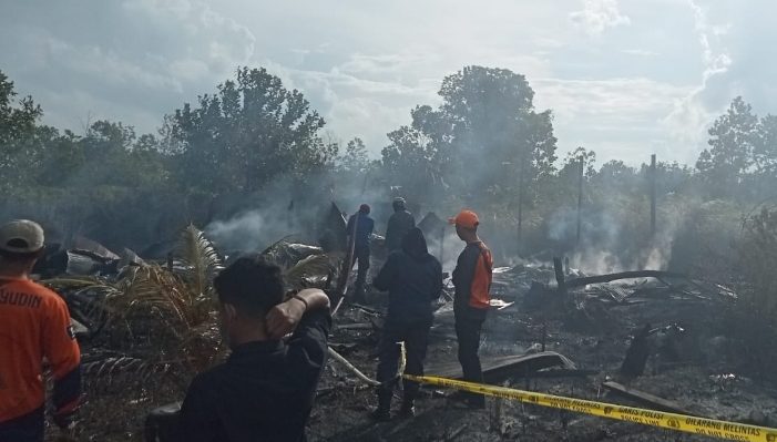 Puing dua rumah warga yang ludes terbakar di Jalan Bumi Raya Sampit Sabtu 8 April 2023