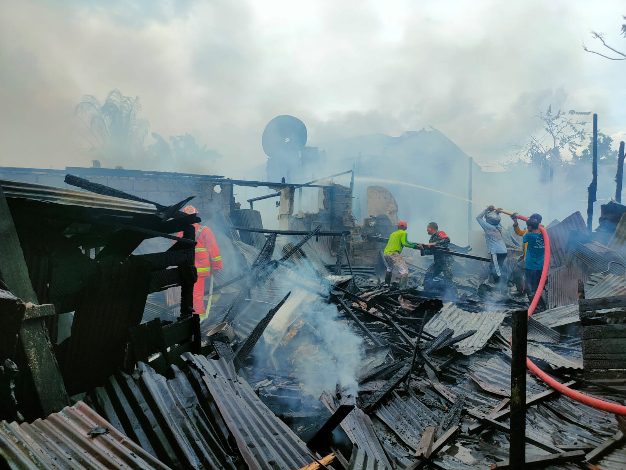 Kebakaran di Simpang Tiga Baamang Ludeskan 8 Rumah Warga