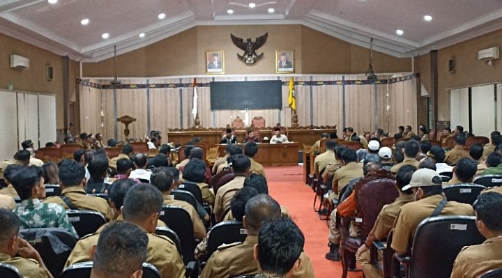 Rapat DPRD Kotim dengan Para Aparatur Pemerintah Desa di Ruang Rapat Paripurna DPRD Kotim Selasa 4 April 2023