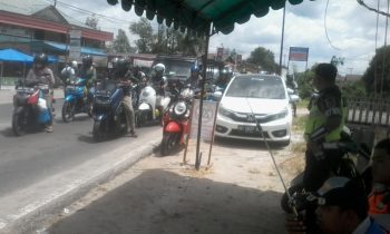 Ratusan kendaraan yang hendak melintasi Jembatan Sei Katingan antre karena masih diberlakukan sistem buka tutup
