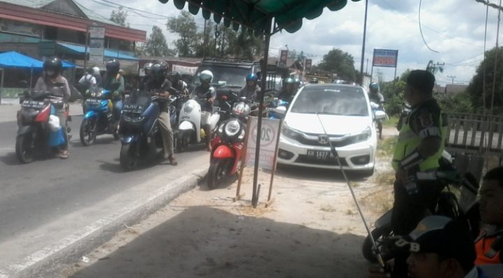 Ratusan kendaraan yang hendak melintasi Jembatan Sei Katingan antre karena masih diberlakukan sistem buka tutup
