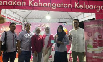 Sales Best Manager Pertamina Rayon 2 Kalimantan Tengah Imam Rizki Ariyanto paling kanan memperlihatkan Bright Gas Portable Selasa 11 April 2023