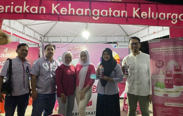 Sales Best Manager Pertamina Rayon 2 Kalimantan Tengah Imam Rizki Ariyanto paling kanan memperlihatkan Bright Gas Portable Selasa 11 April 2023