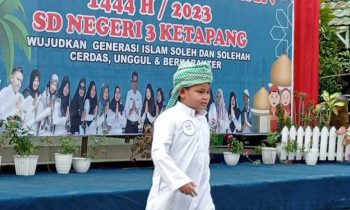 Seorang siswa peserta lomba fashion show Festival Ramadan tetap bersemangat selama berpuasa Sabtu 1 April 2023